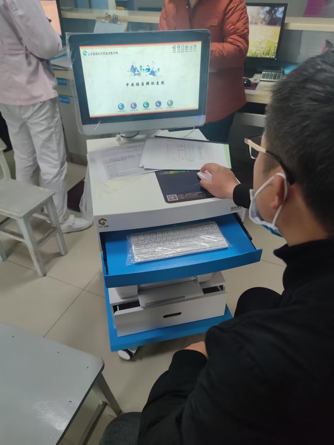 中医体质测试仪器厂家提醒腰疼便是肾虚吗，来对比一下吧